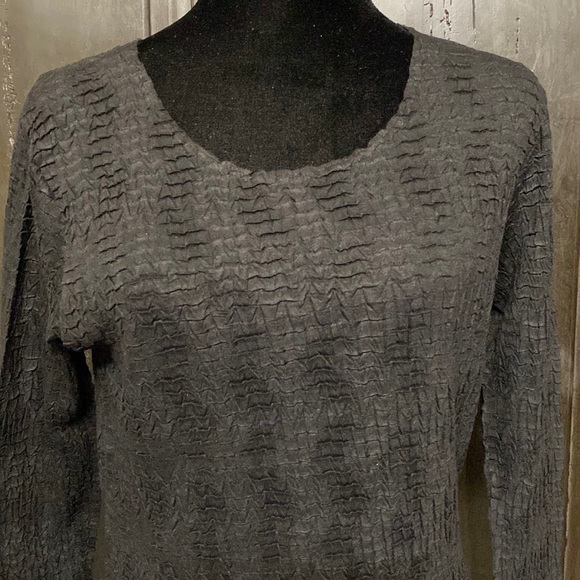 Rafael blk textured blouse. Large - Picture 5 of 9